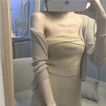 救护车被撞侧翻 小伙儿踹窗救出5人